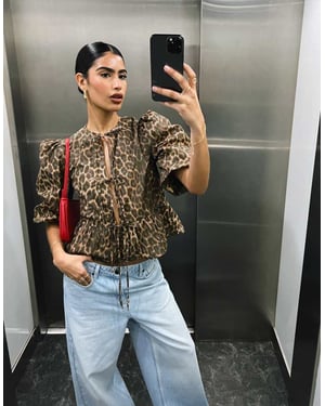 ASOS DESIGN skjorta i bomullspoplin med peplum och knytning i leopardmönster