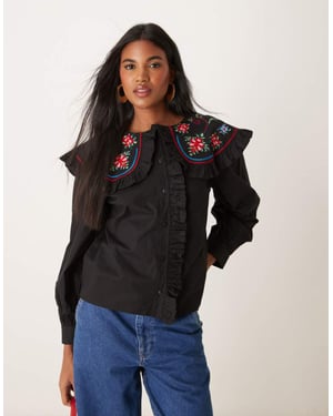 ASOS DESIGN skjorta med broderad oversized volangkrage i svart