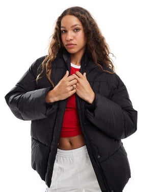 Monki oversized vadderad kappa i svart
