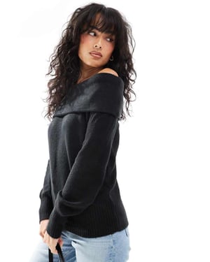Tunn off-shoulder tröja i svart