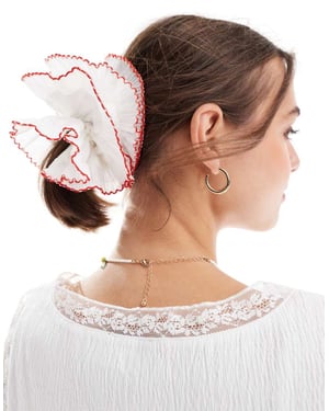 ASOS DESIGN scrunchie med plisserad detalj i vitt med röda kanter