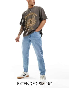 ASOS DESIGN jeans med tapered passform i ljusblå tvätt