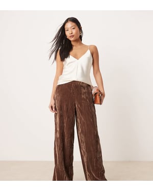 ASOS DESIGN Petite krinklad sammet pull-on byxor i choklad