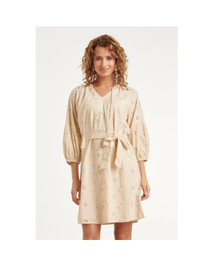 Smashed Lemon Beige jurk met broderie en strikceintuur |