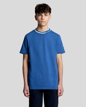 T-shirt med spetsig krage och logga
