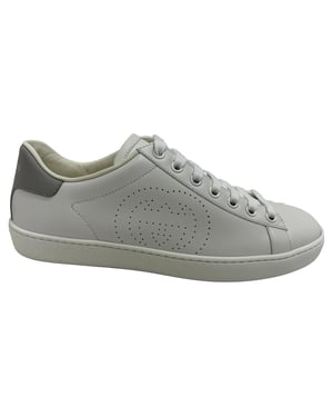 Gucci Interlocking G Perforerade Ace Sneakers i Vitt Kalvskinn