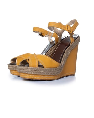 Christian Louboutin, okerkleurige leren sleehak sandalen