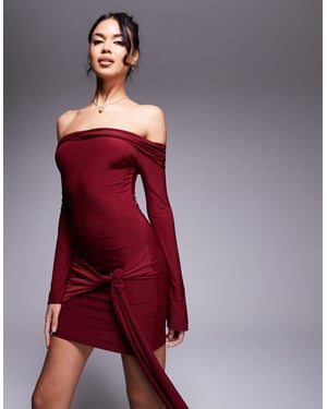 Kaiia exklusiv dubbelskiktad slinky bardot med knyt-sidig draperingsdetalj mini klänning i burgundy