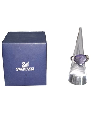 Swarovski-kristallutsmyckad ring i lila rodiummetall