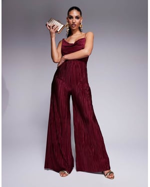 ASOS DESIGN plisserad asymmetrisk draperad cami jumpsuit i vinröd