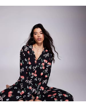 Kaiia exklusiv mixa och matcha kort knäppt pyjamasöverdel i mörk grund med jordgubbssnoddenprint