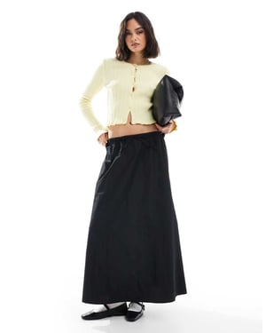 ASOS DESIGN A-linjead maxi kjol i taffeta i svart