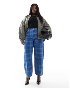 ASOS DESIGN Curve slim barreljeans i rutigt mönster