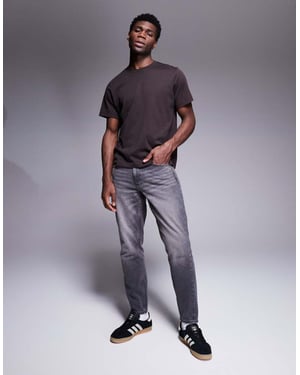 ASOS DESIGN tapered jeans i tvättad grå