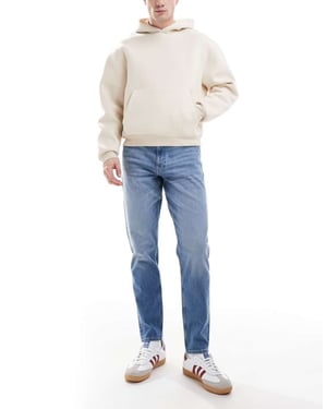 ASOS DESIGN tapered jeans i ljus tvätt blå