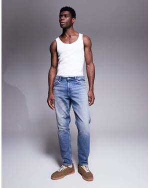 ASOS DESIGN tapered jeans i vintage ljusblå tvätt