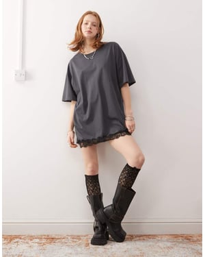Noisy May oversized t-shirtklänning med spetsdetaljer i kolgrå