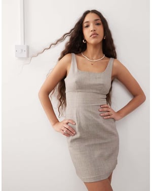 Miss Selfridge skräddarsydd en linneklänning i varm grå.