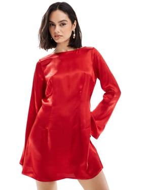 Miss Selfridge satinpassform och utsvängd långärmad klänning i röd