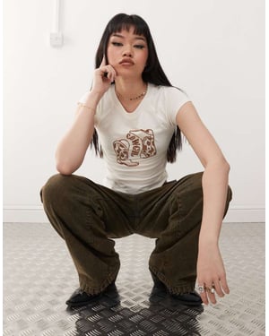 Noisy May baby t-shirt med cowboy stövlar flocking i vitt