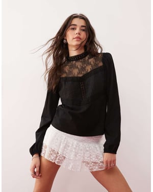 Miss Selfridge blus med spetsinsättning och rynkad detalj i svart