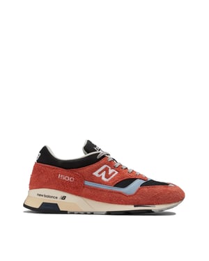 1500 stuks, gemaakt in het VK. Oranje Bloed sneakers.