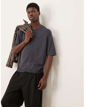 ASOS DESIGN avslappnad boxig passform stickad crew neck knäppbar t-shirt i kolgrå