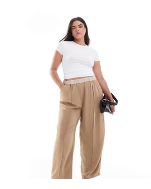 ASOS DESIGN Curve korta byxor med resår i midjan med kontrast i kamelfärg