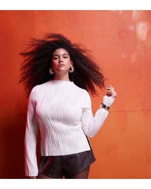 ASOS DESIGN Curve plisserad långärmad topp med växtkrage i krämfärg