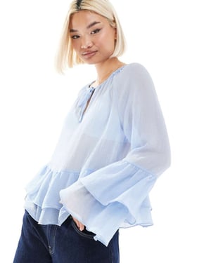 Pieces genomskinlig blus med volangdetaljer i boho-stil i ljusblått
