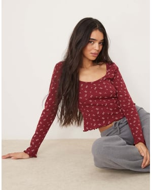 ASOS DESIGN tryckt ditsy våfflad topp med rund hals i burgund