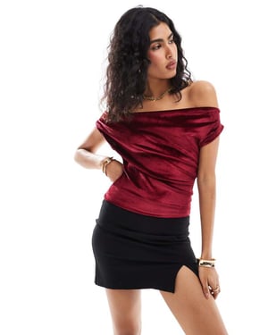 ASOS DESIGN sammetsblus med draperad halsringning i röd