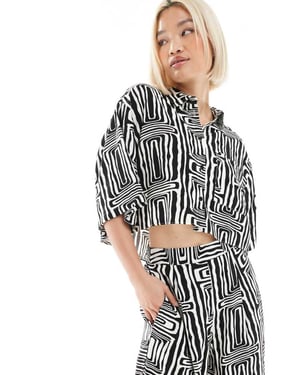 ASOS DESIGN kortärmad skjorta i mono tryck