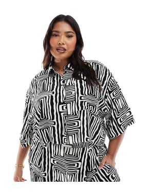ASOS DESIGN Curve kortärmad skjorta co-ord i monokromt mönster