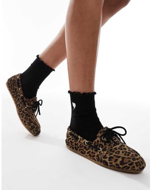 schuh Lyanna boat shoes in leopard suede