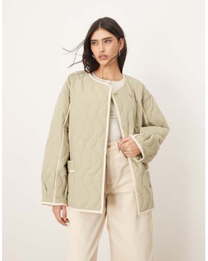 ARRANGE quiltad oversized jacka med kontrasterande kant i salviagrön