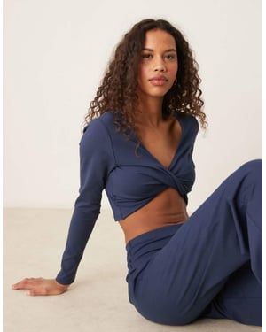 4505 mjuk touch twist fram långärmad crop t-shirt i marinblå