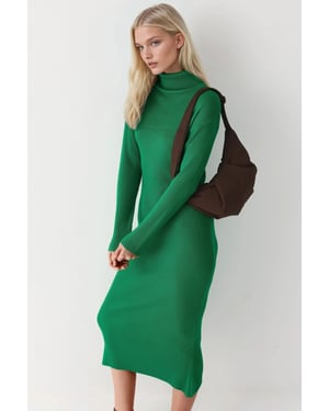 Ribbad höghalsad bodycon stickad klänning