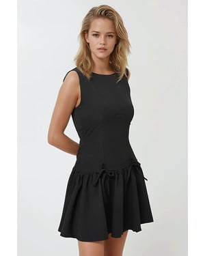 Aansluitende Mini-jurk met Strikdetails