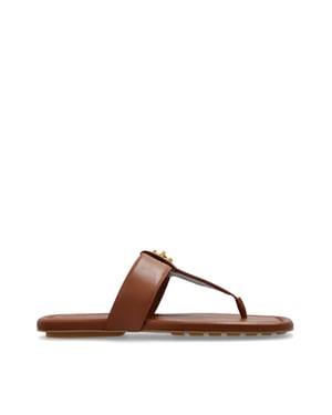 De sandalen met dubbele T-band