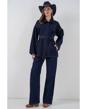 Denimset med fickdetaljerad jacka och raka byxor
