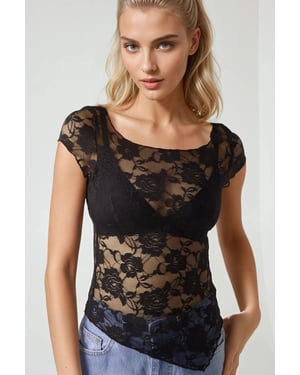 Floral Lace Crop Top Pika Collectie