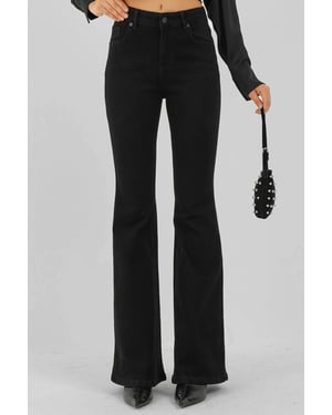 Högmidjade utsvängda jeans