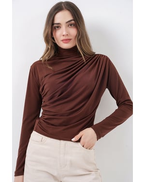 Tajt polokrage blus med draperingsdetalj