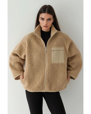 Texturerad jacka med fickdetalj