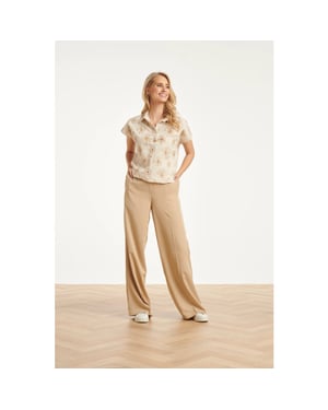 Smashed Lemon Beige top met geborduurde bloemen en polo kraag |