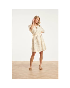 Smashed Lemon Crème jurk met transparante fringe structuurstof |