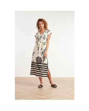 Smashed Lemon Witte maxi jurk met zwarte bladerenprint en gestreepte zoom |