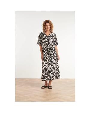 Smashed Lemon Zwart-witte maxi jurk met grafische print en ceintuur |