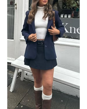 Mellanhög veckad minikjol med bälte